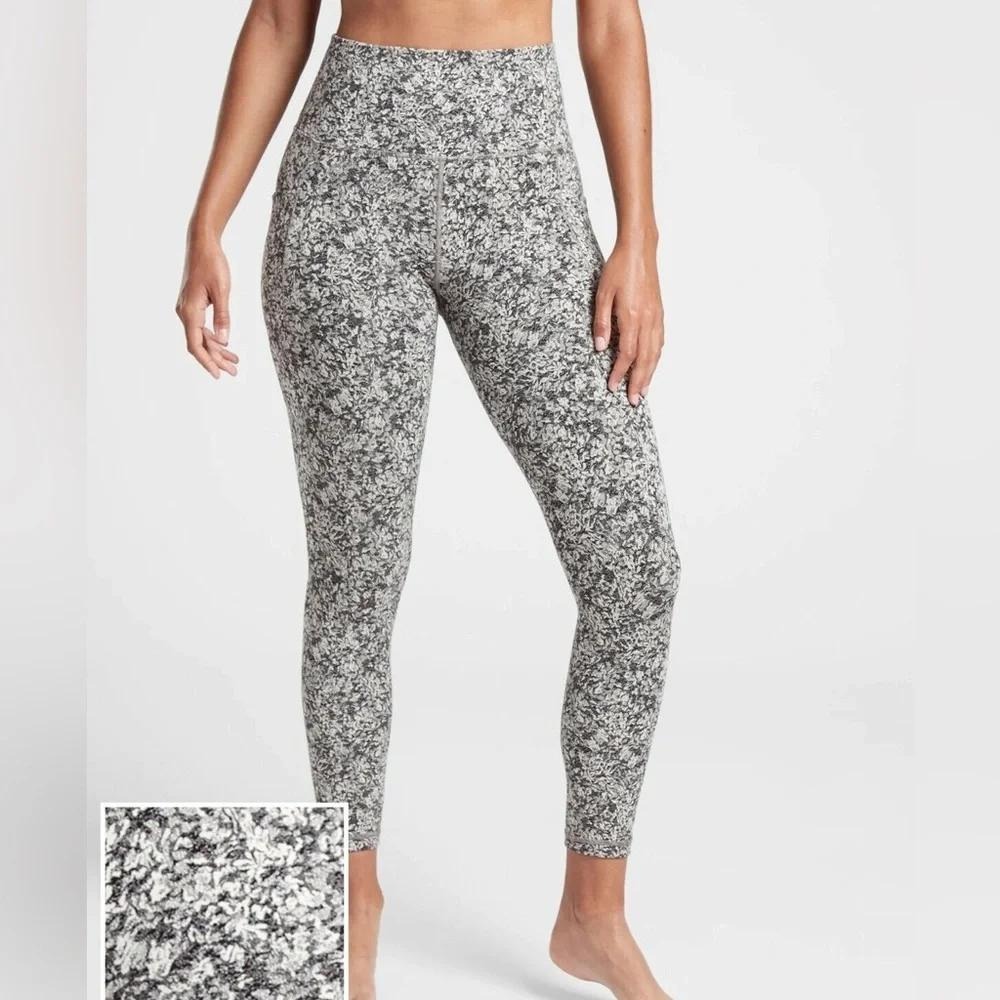 Athleta Salutation Stash Pocket II Textured 7/8‎ Tight Moonflower M Activewear